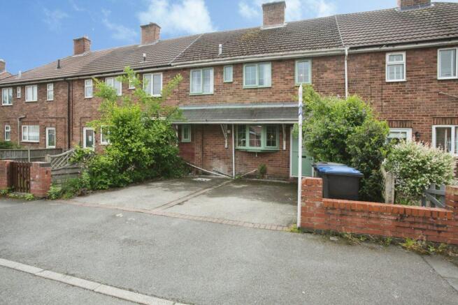 3 bed property, in East Close, £190,000