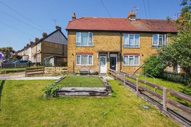 2 bed property, in Holding Street, £260,000