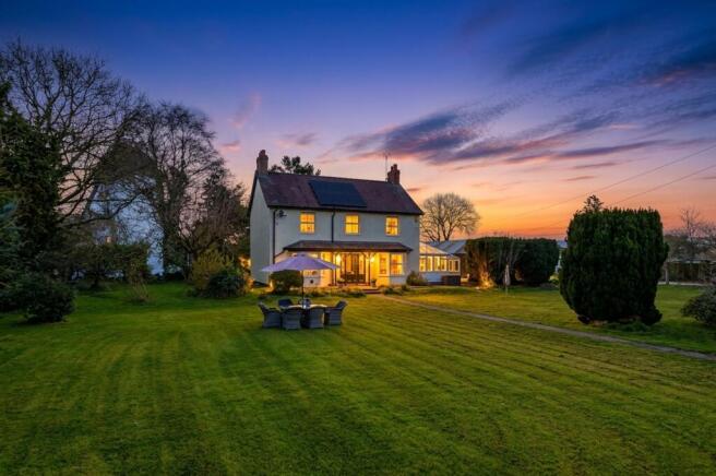 4 bed property, in Parkgate Road, £900,000