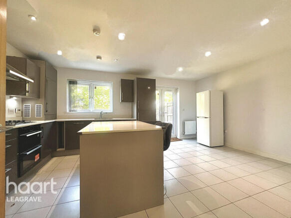 5 bed property, in Challney Gardens, £400,000