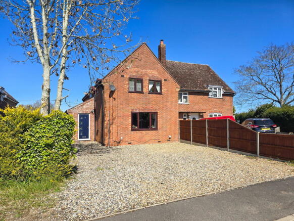 5 bed property, in Winfarthing Road, £350,000