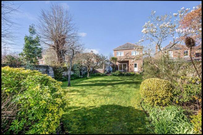 4 bed property, in Woodlands Avenue, £750,000