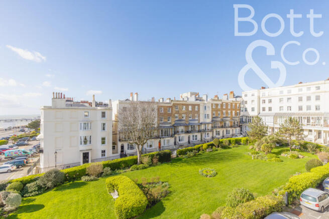 2 bed property, in Marine Parade, £375,000