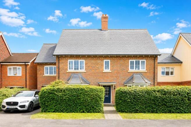 4 bed property, in Churchill Way, £725,000