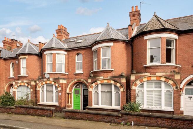 4 bed property, in Radbourne Road, £765,000