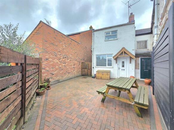 4 bed property, in High Street, £200,000