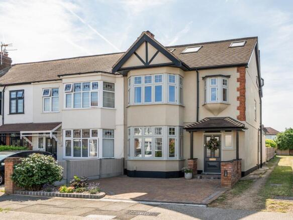 4 bed property, in Stanley Avenue, £725,000