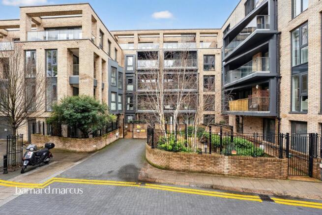 1 bed property, in Hyde Lane, £475,000