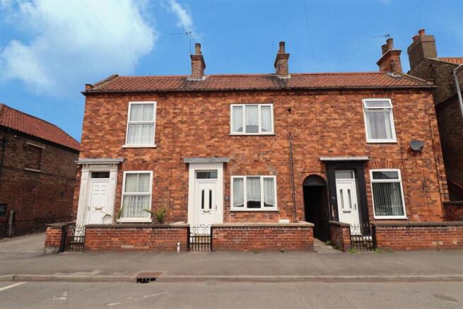 2 bed property, in Main Road, £135,000