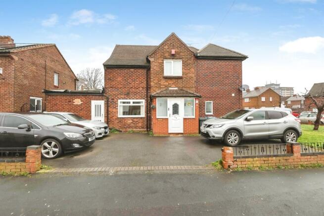 3 bed property, in York Road, £250,000