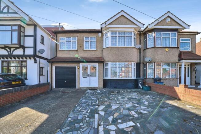 4 bed property, in Longwood Gardens, £850,000