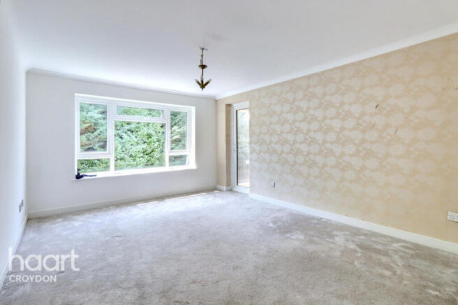 1 bed property, in Park Road, £140,000