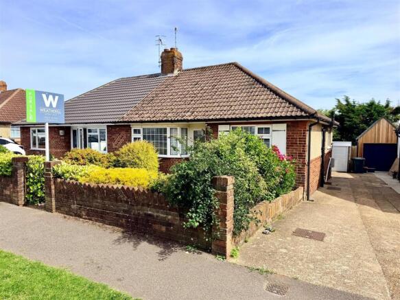 2 bed property, in Fallowfield Crescent, £450,000