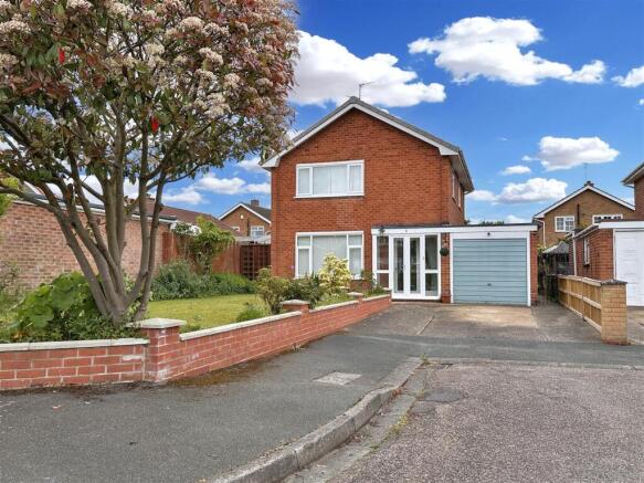 3 bed property, in Woodlands Close, £250,000