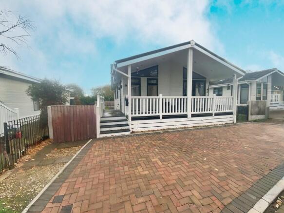 2 bed property, in Mapleridge Lane, £170,000
