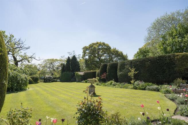 3 bed property, in Whipley Hall, £1,250,000