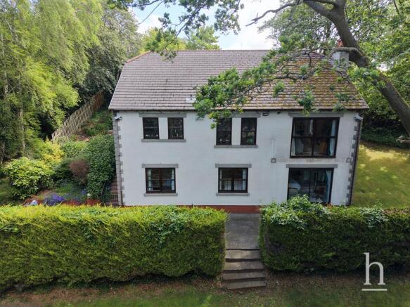 5 bed property, in Chenotrie Gardens, £675,000