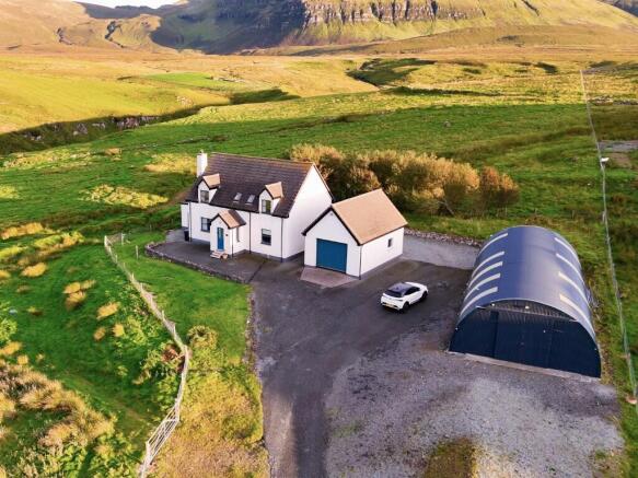 4 bed property, in Hilltop House and Agricultural Building, £440,000