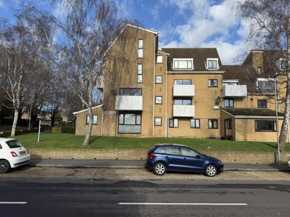 2 bed property, in Frogmore, £145,000