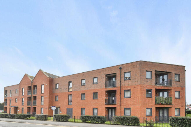 2 bed property, in Rayners Lane, £350,000