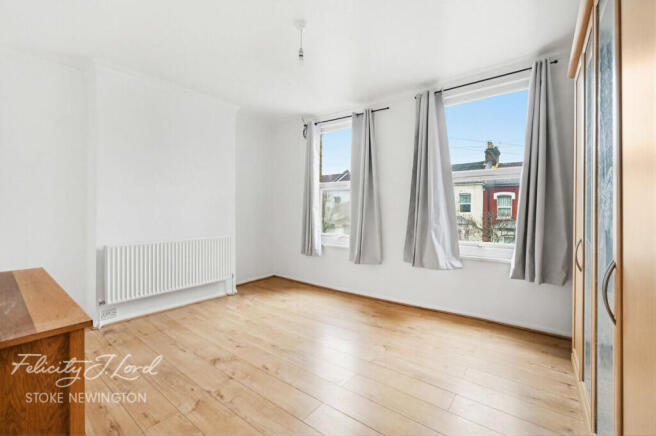 2 bed property, in Beaconsfield Road, £400,000