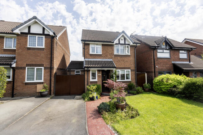 3 bed property, in Peregrine View, £380,000