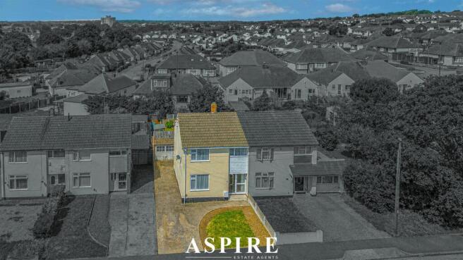 3 bed property, in Orchard Side, £350,000