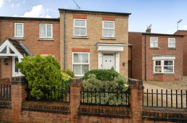 2 bed property, in Falcon Way, £175,000