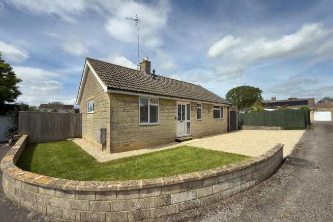 2 bed property, in Brookfield Rise, £300,000