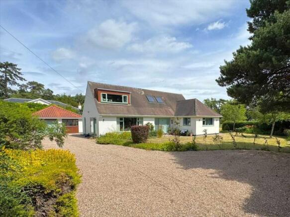 5 bed property, in Rowans, £800,000