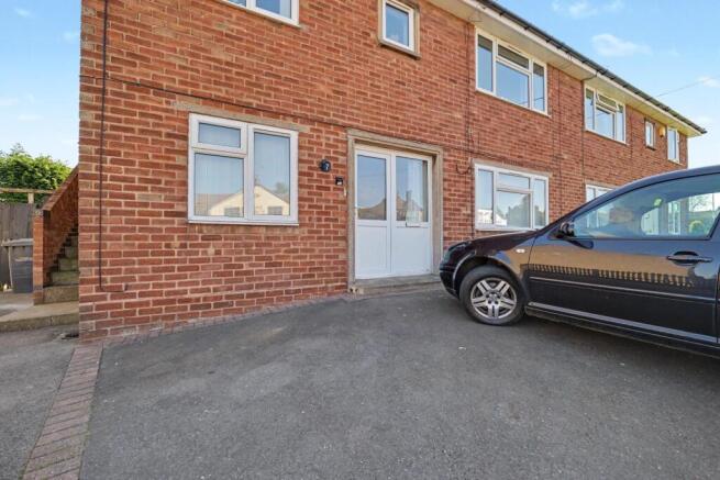 2 bed property, in Nuneaton Road, £80,000