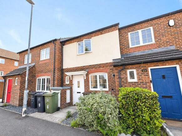 2 bed property, in Moir Close, £190,000
