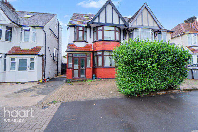 5 bed property, in Balnacraig Avenue, £750,000