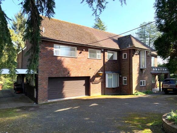 4 bed property, in Clay Lake, £1,000,000