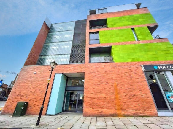 2 bed property, in Crown Street, £110,000