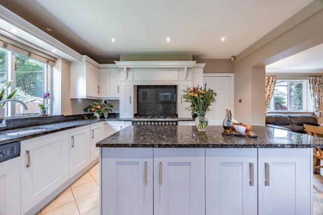 5 bed property, in Broadway Avenue, £950,000