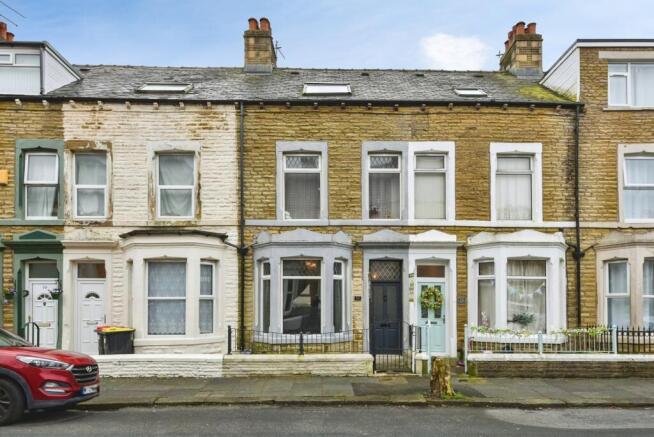 4 bed property, in Grafton Road, £140,000