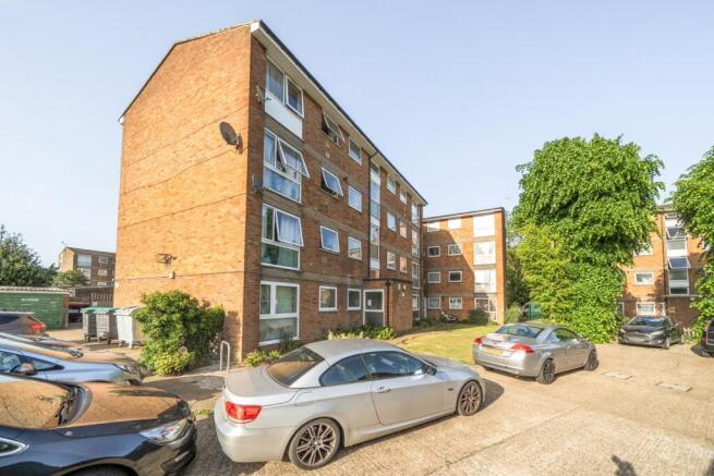 2 bed property, in Dormers Wells Lane, £275,000