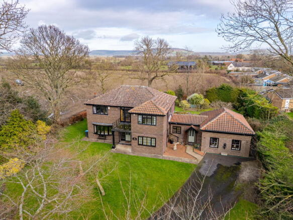 5 bed property, in High Street, £900,000