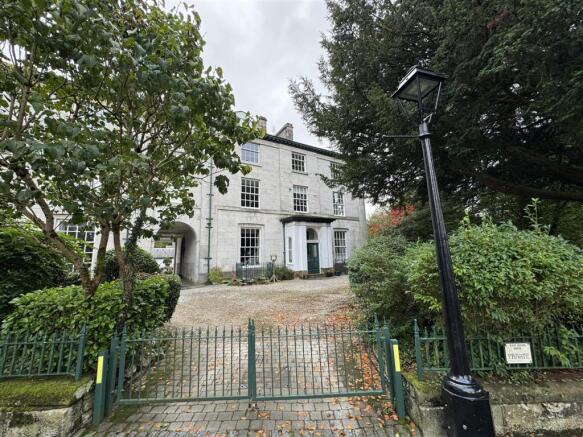 2 bed property, in Thorny Hills, £250,000