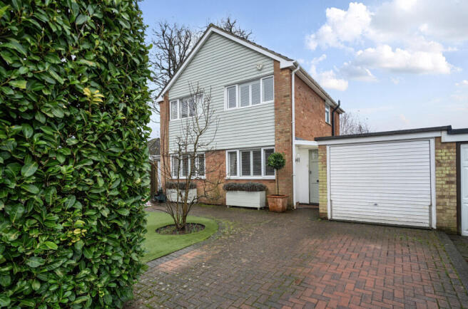 3 bed property, in Mulberry Close, £575,000