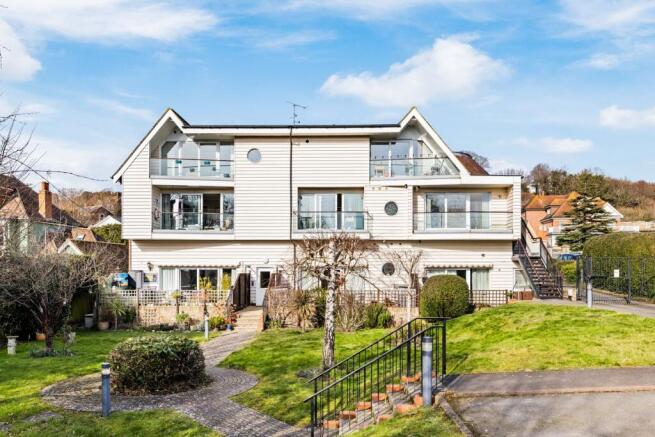 2 bed property, in Seabrook Road, £290,000