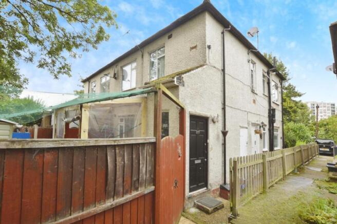 2 bed property, in Chigwell Road, £250,000