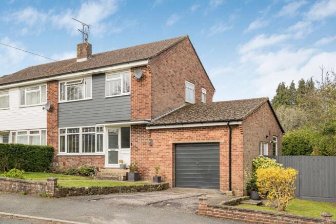 3 bed property, in Meadow Close, £475,000