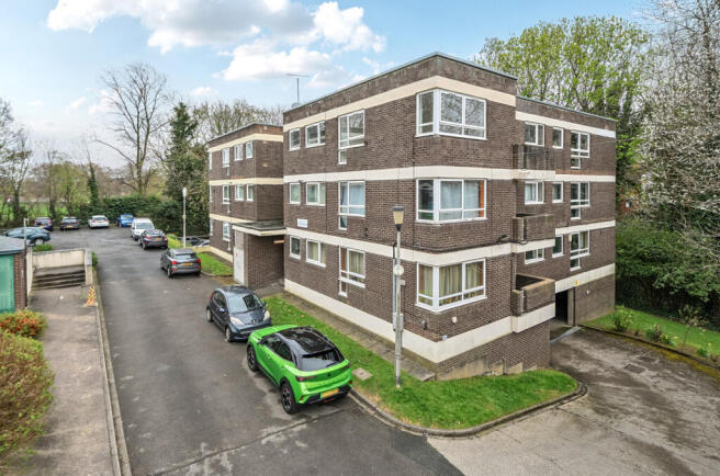 2 bed property, in Newton Park Court, £135,000