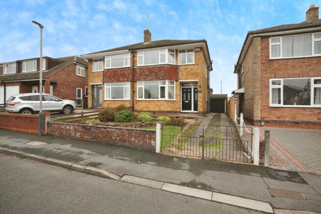 3 bed property, in River Close, £250,000