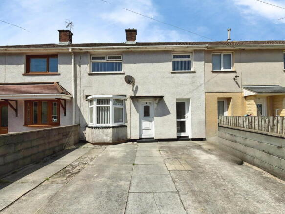 3 bed property, in Fairway, £160,000