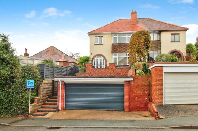3 bed property, in Brook Holloway, £325,000