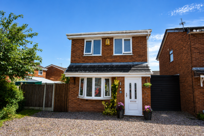 3 bed property, in Adwell Close, £275,000