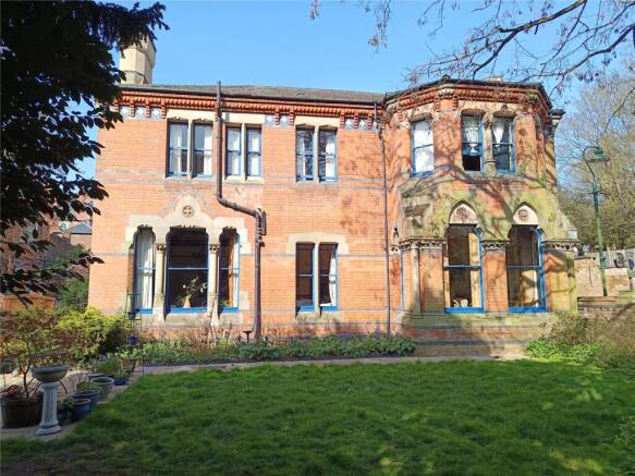 2 bed property, in Burns Street, £250,000
